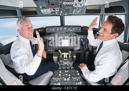 Deutschland, Bayern, München, Pilot und Kopilot Pilotierung Flugzeug aus Flugzeug-cockpit Stockfoto