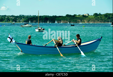 Maritimen Events: "Doris: de Cale de Cale". Dory in St. Suliac Bucht (Fluss Rance, Ille et Vilaine, Bretagne, Frankreich. Stockfoto