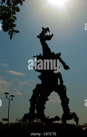 Silhouette der Feuer speienden Wawel-Drachen-Statue, Krakau, Polen, Europa Stockfoto