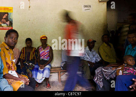 Patienten in einem Wartezimmer einer lokalen Apotheke, Quelimane, Mosambik Stockfoto