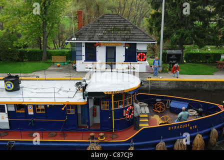 NY State Schlepper und Dienstprogramm auf NY Eriekanal zu bauen. Stockfoto