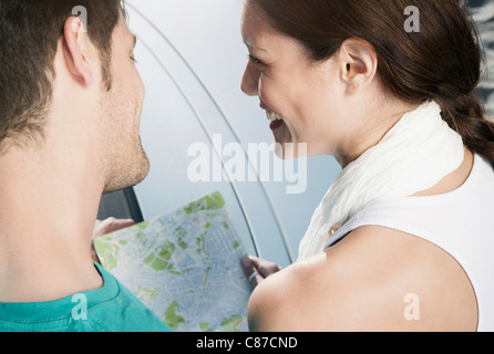 Spanien, Mallorca, junges Paar mit Karte, Lächeln Stockfoto