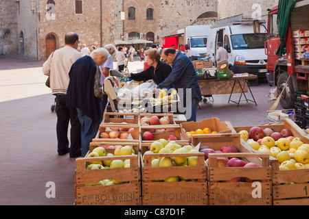 Obst- und Gemüsemarkt in San Gimignano, Toskana, Italien. Stockfoto