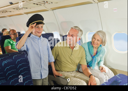 Deutschland, München, Bayern, junge mit Hut Kapitäne und erfolgte in Economy-Class-Verkehrsflugzeug Stockfoto