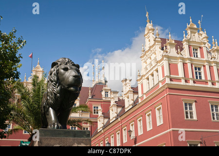 Löwe aus Bronze vor Palast "Fürst Pückler" in Bad Muskau, Deutschland. Stockfoto