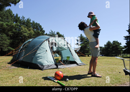 Mutter und Sohn Spaß auf einem camping Urlaub im Sommer Stockfoto