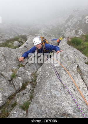 Kletterer auf gerillten Arete Tryfan Snowdonia Stockfoto