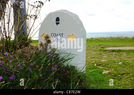 Coast Path Stein Markierung auf Portland, Dorset, Richtungen entlang der Klippe zu gehen Stockfoto