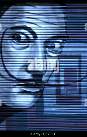 Eine Straße Malerei der spanisch-katalanischen surrealistischen Maler Salvador Dali schmückt eine Tür in Barcelona, Katalonien, Spanien. Stockfoto