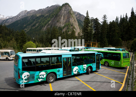 Tourist / tour / Tourismus-Bus / Busse / coach / Trainer, die den chinesischen Naturpark – Jiuzhaigou Tal tour. Sichuan. China Stockfoto