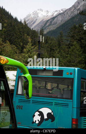 Tourist / tour / Tourismus Bus / Bus – mit Panda Logo – die Touren des chinesischen Naturparks – Jiuzhaigou Tal. Sichuan. China Stockfoto