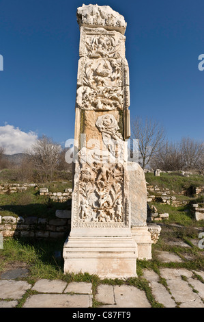 Eine Eros gravierte Säule innerhalb der Tetrasoon in Aphrodisias Freilichtmuseum, Aydin, Türkei Stockfoto