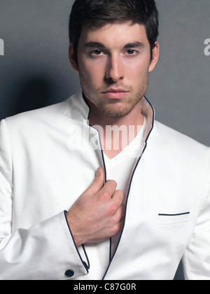 Führerschein und Fingerabdrücke auf MaximImages.com - Porträt eines jungen Mannes mit einem weißen, stylischen Blazer Stockfoto