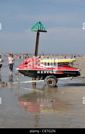 Rettungsschwimmer retten Red Jet Ski am Strand von West Wittering, in der Nähe von Chichester, West Sussex, England, Großbritannien Stockfoto