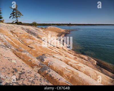 Felsige Ufer der georgischen Bucht in Killbear Provincial Park, Ontario, Kanada. Stockfoto