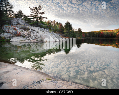 Felsen und Herbst Bäume am Ufer des Lake George. Schöne Herbst Natur Landschaft. Killarney Provincial Park, Ontario, Kanada Stockfoto