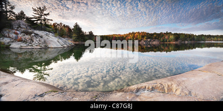 Felsen und Herbst Bäume am Ufer des Lake George. Schöne Herbst Panorama Naturkulisse. Killarney Provincial Park, Ontario Stockfoto