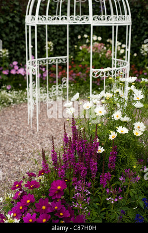 "Lady Zoe Laube Walk" zurück zum Hausgarten, 2011 RHS Flower Show Tatton Park Stockfoto