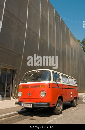 Klassische rote VW (Volkswagen) T2 Van außerhalb Buidling MUMUTH (Haus der Musik und Musik-Drama), Kunst-Universität Graz, Österreich Stockfoto