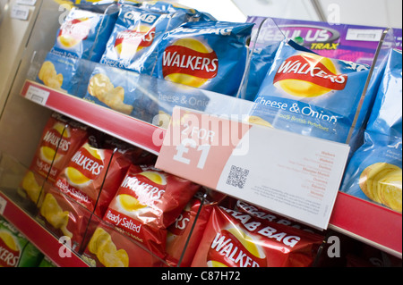 2 für 1 Pfund bietet auf große Taschen Wanderer Chips in einem UK-shop Stockfoto