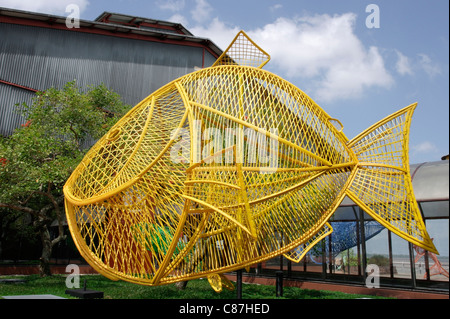 Belem, Para, Brasilien: ein Fisch von Miriti, Material von einer Palme in der Amazonas-Region am Estação Das Docas (alten Docks) gemacht. Stockfoto