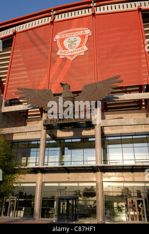 Benfica-Forever. Stadion des Lichts: Haupteingang mit Benfica eagle, eine Skulptur von Soares Franco (1985), Lissabon, Portugal Stockfoto