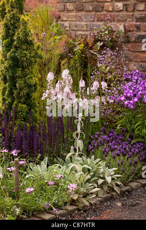 Gemischte Bauerngarten Pflanzen in "The Secret Garden" Schaugarten 2011 RHS Flower Show Tatton Park Stockfoto