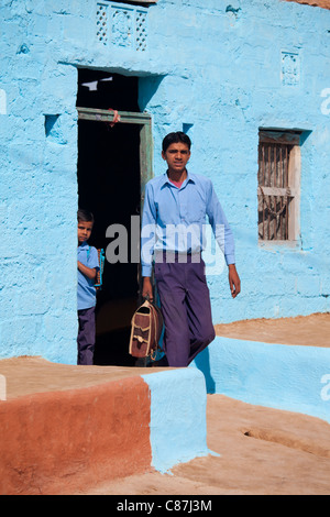 Jungen in der hinduistischen Brahmanen hohe Kaste Dorf von Dhudaly in Richtung Schule in Rajasthan, Nordindien Stockfoto