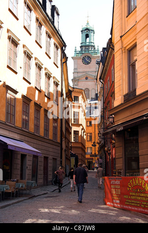 Mittelalterliche Straße in Gamla Stan, mit Storkyrkan in den Hintergrund, Old Town, Stockholm Schweden Stockfoto