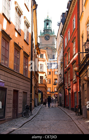 Mittelalterliche Straße in Gamla Stan, mit Storkyrkan in den Hintergrund, Old Town, Stockholm Schweden Stockfoto