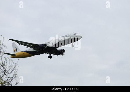 Twin Jet-Flugzeugen in Monarch Airlines Lackierung landet auf dem Flughafen Manchester. Stockfoto