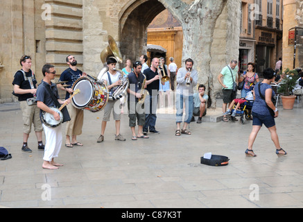 Straßenmusiker spielen am Place De La Mairie vor Hôtel de Ville Rathaus in Aix-en-Provence Stadt in Frankreich Stockfoto