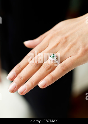 Frau trägt Verlobungsring Stockfoto