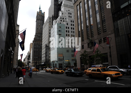 Autos Menschen gelben Taxis amerikanische Flaggen Tiffany & Co Louis Vuitton speichern, in Richtung Hotel Sherry-Netherland, 5th Avenue, New York Stockfoto