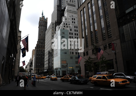 Blick in Richtung Hotel Sherry-Netherland gelben Taxis Autos Menschen amerikanische Flaggen Boutique speichert Tiffany & Co, 5th Avenue, New York Stockfoto