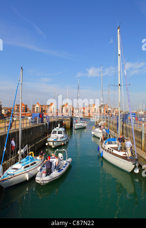 Boote in der Schleuse von Sovereign Harbour Eastbourne East Sussex UK GB Stockfoto