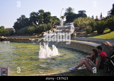 Wasserfall und Springbrunnen im Jardin de Joan Brossa, Montjuïc, Barcelona, Provinz Barcelona, Katalonien, Spanien Stockfoto