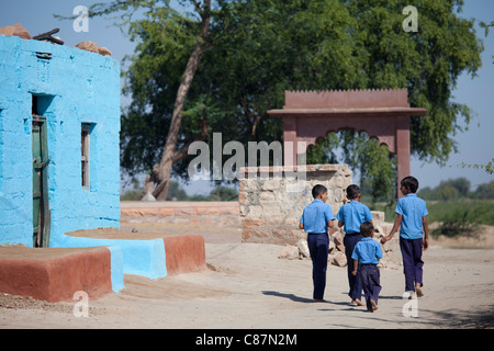 Jungen in der hinduistischen Brahmanen hohe Kaste Dorf von Dhudaly in Richtung Schule in Rajasthan, Nordindien Stockfoto