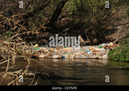 Kunststoffbehälter, Reifen und andere Schadstoffe sammeln sich im Fluss Santa Cruz, Tubac, Arizona, USA, in der Sonora-Wüste. Stockfoto