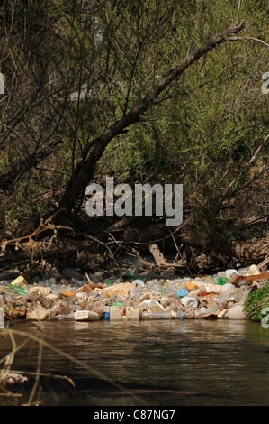 Kunststoffbehälter, Reifen und andere Schadstoffe sammeln sich im Fluss Santa Cruz, Tubac, Arizona, USA, in der Sonora-Wüste. Stockfoto