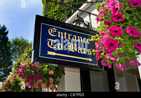 BAR ANMELDEN PUB BLUMEN sonnenbeschienenen Anmelden Sommer blumen Public House Garden' Eingang in Bars 'England Großbritannien Stockfoto