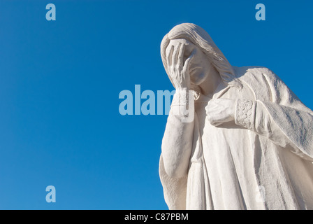 "And Jesus Wept" Skulptur steht gegenüber dem Oklahoma City National Memorial in Oklahoma City, Oklahoma, USA Stockfoto