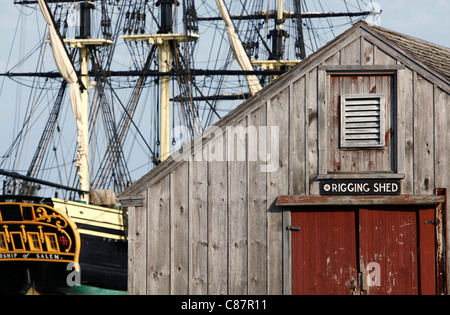 Ein Blick auf den Kai mit der Freundschaft von Salem groß Schiff in Salem Marine National Historic Site, Salem, Massachusetts Stockfoto