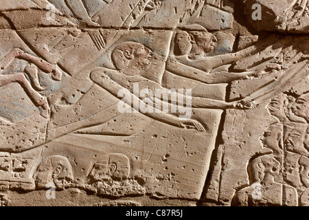 Hilfsarbeit zeigen Männer ertrinken im Fluss Orontes während der Feldzüge von Ramses II in das Ramesseum, Luxor, Ägypten Stockfoto