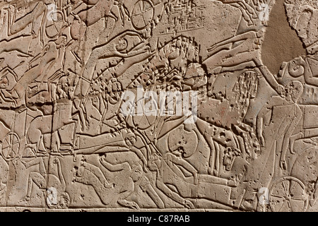 Relief Arbeiten zeigen Feldzüge von Ramses II in das Ramesseum, Luxor, Ägypten Stockfoto