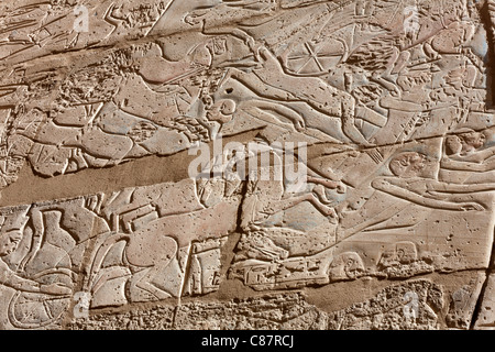 Relief Arbeiten zeigen Feldzüge von Ramses II in das Ramesseum, Luxor, Ägypten Stockfoto