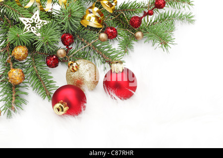 Christbaumschmuck auf weißer Flaum. Stockfoto