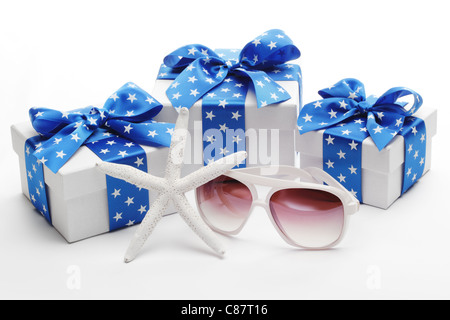 Weihnachts-Geschenk-Boxen mit Seestern und Sonnenbrille auf weißem Hintergrund. Stockfoto