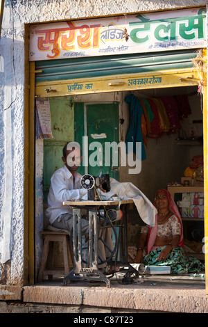 Indischer Mann und Frau Nähen Stoff im Dorf Rohet in Rajasthan, Nordindien Stockfoto