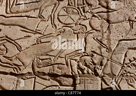 Relief Arbeiten zeigen Feldzüge von Ramses II in das Ramesseum, Luxor, Ägypten Stockfoto